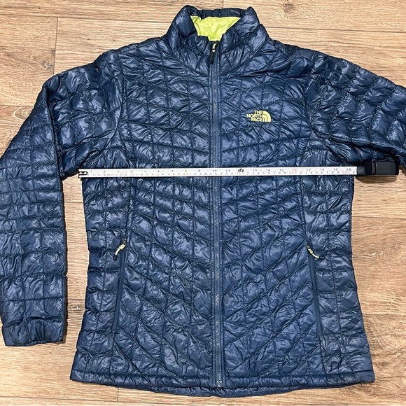 The North Face Thermoball womens hooded jacket. Size Large - Picture 3 of 16
